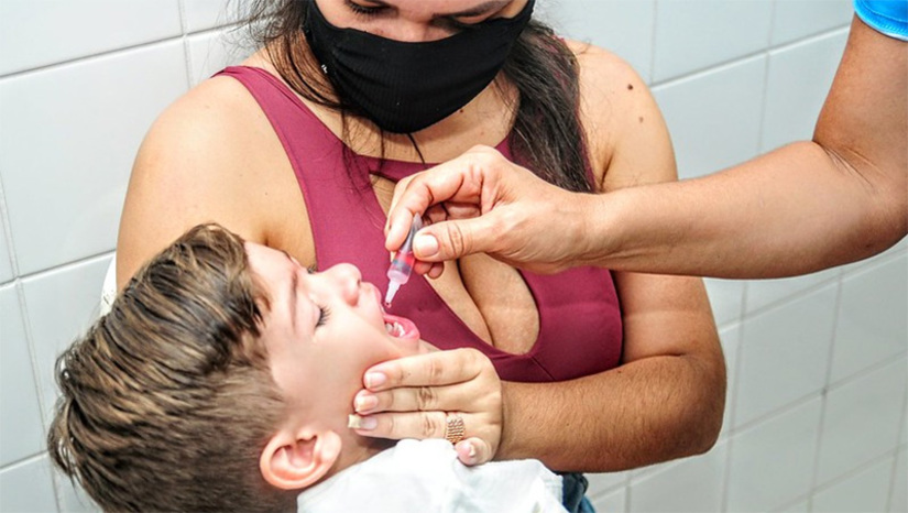 Imagem 1 - Sesap alerta para risco de reintrodução da poliomielite no RN; em Mossoró, saúde prepara dois “Dias D”. A secretaria de saúde do estado alertou os municípios para solicitar esforços no alcance das metas de vacinação contra a doença. Em todo o RN, apenas 24% do público-alvo foi imunizado contra a doença no período de campanha. Em Mossoró, a força-tarefa para melhorar a cobertura vacinal está antecipando um “Dia D” para sexta-feira (16), em todas as Unidades Básicas de Saúde (UBSs), nos horários matutino e vespertino. Já no sábado (17), o "dia D", que também acontecerá em outro municípios, terá algumas unidades abertas para a vacinação em Mossoró; confira. Imagem 1 - Sesap alerta para risco de reintrodução da poliomielite no RN; em Mossoró, saúde prepara dois “Dias D”. A secretaria de saúde do estado alertou os municípios para solicitar esforços no alcance das metas de vacinação contra a doença. Em todo o RN, apenas 24% do público-alvo foi imunizado contra a doença no período de campanha. Em Mossoró, a força-tarefa para melhorar a cobertura vacinal está antecipando um “Dia D” para sexta-feira (16), em todas as Unidades Básicas de Saúde (UBSs), nos horários matutino e vespertino. Já no sábado (17), o "dia D", que também acontecerá em outro municípios, terá algumas unidades abertas para a vacinação em Mossoró; confira.