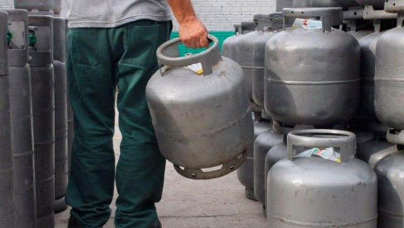 Imagem 1 - Petrobras anuncia redução de R$ 0,20 no preço médio kg do gás de cozinha para as distribuidoras. De acordo com o anúncio da estatal, a partir desta terça-feira (13) o preço médio de venda de GLP (gás de cozinha) da Petrobras para as distribuidoras passará de R$ 4,23/kg para R$ 4,03/kg, equivalente a R$ 52,34 por 13kg, refletindo redução média de R$ 2,60 por 13 kg. Lembrando que este é o valor referente a parcela da Petrobras sobre o produto, sob o qual ainda incidem outros impostos. Imagem 1 - Petrobras anuncia redução de R$ 0,20 no preço médio kg do gás de cozinha para as distribuidoras. De acordo com o anúncio da estatal, a partir desta terça-feira (13) o preço médio de venda de GLP (gás de cozinha) da Petrobras para as distribuidoras passará de R$ 4,23/kg para R$ 4,03/kg, equivalente a R$ 52,34 por 13kg, refletindo redução média de R$ 2,60 por 13 kg. Lembrando que este é o valor referente a parcela da Petrobras sobre o produto, sob o qual ainda incidem outros impostos.