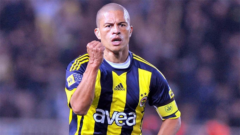 Imagem 1 -  Alex, em 2002: um dos casos que sempre é lembrado. Apesar de ter feito todo o ciclo e jogado olimpíadas, Copa América e eliminatórias, o jogador foi preterido na última hora. Felipão até hoje se limita a dizer que precisava levar mais meias marcadores, o que não era uma característica do craque, que vivia seu auge, e o ex-atleta se ressente até os dias de hoje