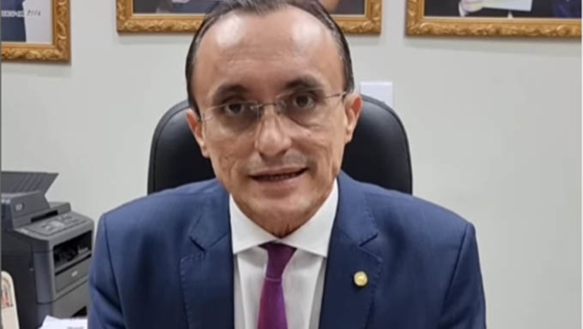 Imagem 1 - Com a nova lei, que segue agora para sansão da governadora Fátima Bezerra, o empreendedor também terá, ao invés de 4, seis anos para sua Licença de Instalação. Para o deputado, a nova lei vai incentivar o empreendedor e agilizar os processos no IDEMA Imagem 1 - Com a nova lei, que segue agora para sansão da governadora Fátima Bezerra, o empreendedor também terá, ao invés de 4, seis anos para sua Licença de Instalação. Para o deputado, a nova lei vai incentivar o empreendedor e agilizar os processos no IDEMA