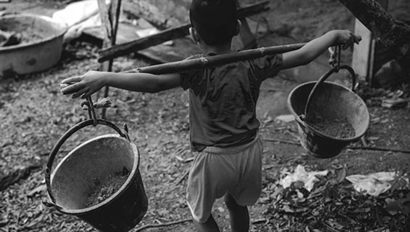 Imagem 1 -  [COLUNA ESPLANADA] O Ministério Público do Trabalho recebeu 1.700 denúncias de trabalho infantil de janeiro a agosto deste ano, conforme números informados à Coluna. Entre os anos de 2018 e 2021, foram outras 8.879 denúncias registradas – e o ano de 2020 foi o que teve menor número, com 1.560 casos. Dados do IBGE de 2019 sobre o tema mostram que, naquele ano, 1,768 milhão de crianças e adolescentes de 5 a 17 anos trabalhavam em todo o Brasil, o que representa 4,6% da população (38,3 milhões) desta faixa etária. Em 2020 um Projeto de Lei (4455/20) foi aprovado pela Câmara dos Deputados e altera a Lei nº 8.069, de 13 de julho de 1990 do Estatuto da Criança e do Adolescente. O Projeto adiciona um novo artigo na Lei para definir o crime de trabalho de criança ou adolescente como trabalho perigoso, insalubre ou penoso.