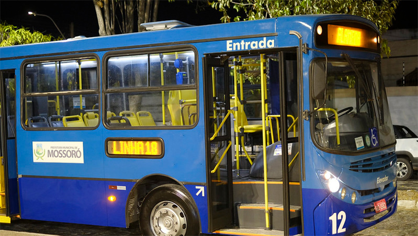 Imagem 1 - A partir desta segunda-feira (19), moradores do bairro Odete Rosado, zona Norte, serão beneficiados com linhas de ônibus de segunda a sábado. O itinerário possui 21,9 km de extensão, com rotas que contemplam escolas, universidades, unidades de saúde, delegacias entre outros estabelecimentos públicos. Com a linha, o programa “Ônibus no Bairro'' passa a contemplar mais de 30 regiões e localidades de Mossoró. Imagem 1 - A partir desta segunda-feira (19), moradores do bairro Odete Rosado, zona Norte, serão beneficiados com linhas de ônibus de segunda a sábado. O itinerário possui 21,9 km de extensão, com rotas que contemplam escolas, universidades, unidades de saúde, delegacias entre outros estabelecimentos públicos. Com a linha, o programa “Ônibus no Bairro'' passa a contemplar mais de 30 regiões e localidades de Mossoró.