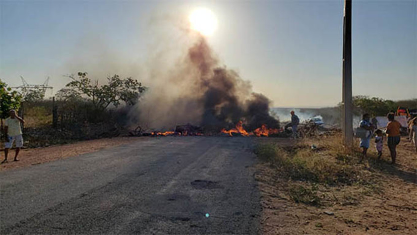 Imagem 1 - Já são 18 dias que os moradores das vilas vilas Espírito Santos, Goiás, Mato Grosso, São Paulo, Alagoas e Sergipe, que são abastecidas pelo poço na Vila Mato Grosso, estão sem um pingo d’água nas torneiras devido a falta de manutenção do poço que é de responsabilidade de Companhia. Imagem 1 - Já são 18 dias que os moradores das vilas vilas Espírito Santos, Goiás, Mato Grosso, São Paulo, Alagoas e Sergipe, que são abastecidas pelo poço na Vila Mato Grosso, estão sem um pingo d’água nas torneiras devido a falta de manutenção do poço que é de responsabilidade de Companhia.