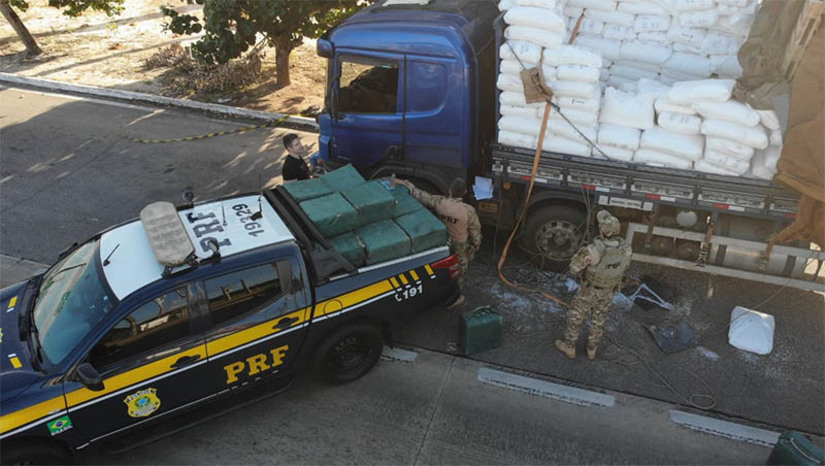 Imagem 1 - PRF realiza a maior apreensão de cocaína no RN desde 2019; prejuízo ao crime é superior a R$ 220 milhões. Após pesagem oficial, a Polícia Rodoviária Federal divulgou que a apreensão de cocaína realizada na madrugada desta segunda (19), em São José de Mipibu/RN, foi de 1256 kg, maior apreensão realizada no estado desde o ano de 2019. O entorpecente estava escondido em um caminhão que transportava polietileno. O motorista, um homem de 38 anos, foi preso e encaminhado para a sede da PF, em Natal. Imagem 1 - PRF realiza a maior apreensão de cocaína no RN desde 2019; prejuízo ao crime é superior a R$ 220 milhões. Após pesagem oficial, a Polícia Rodoviária Federal divulgou que a apreensão de cocaína realizada na madrugada desta segunda (19), em São José de Mipibu/RN, foi de 1256 kg, maior apreensão realizada no estado desde o ano de 2019. O entorpecente estava escondido em um caminhão que transportava polietileno. O motorista, um homem de 38 anos, foi preso e encaminhado para a sede da PF, em Natal.