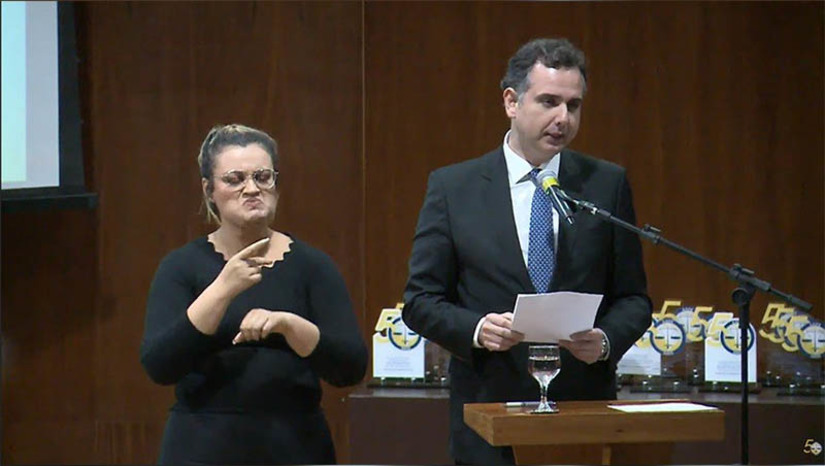 Imagem 1 -  Presidente em exercício reafirma compromisso com a democracia e confiança na Justiça Eleitoral. Para Rodrigo Pacheco, presidente do Senado e presidente interino do Brasil na ausência de Bolsonaro, o momento de crítica às instituições não deve gerar arrefecimento e sim servir para que elas se aprimorem. A declaração foi feita nesta segunda (19), na abertura do seminário comemorativo dos 50 anos da Associação dos Juízes Federais do Brasil (Ajufe), na sede do Conselho da Justiça Federal (CJF), em Brasília. “Trata-se de decidir que tipo de nação queremos, para agora e para o futuro”, disse ele.