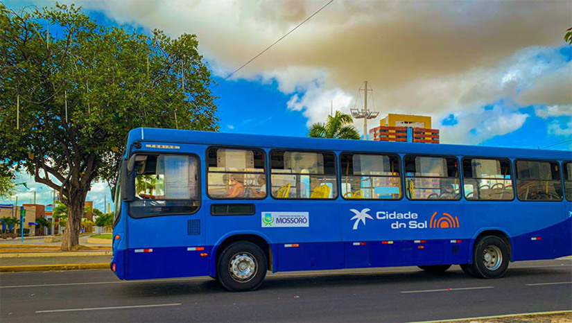 Imagem 1 - Já em circulação, nova linha de ônibus do Odete Rosado possui 22 km de extensão. O itinerário, que circula de segunda a sábado, também atende outras regiões como a do conjunto Geraldo Melo. Desde o ano passado, a Prefeitura de Mossoró promove a ampliação do transporte público da cidade. Com recursos próprios, o Município já investiu mais de 500 mil reais em mobilidade urbana, ampliando as linhas de ônibus, melhorando a qualidade de vida da população. “Vale destacar que quando chegamos encontramos um transporte público precário, com apenas três linhas em circulação. Hoje podemos dizer que Mossoró possui transporte de qualidade, com várias regiões atendidas com ônibus no bairro”, disse o Secretário de Segurança, Cledinilson Morais. Imagem 1 - Já em circulação, nova linha de ônibus do Odete Rosado possui 22 km de extensão. O itinerário, que circula de segunda a sábado, também atende outras regiões como a do conjunto Geraldo Melo. Desde o ano passado, a Prefeitura de Mossoró promove a ampliação do transporte público da cidade. Com recursos próprios, o Município já investiu mais de 500 mil reais em mobilidade urbana, ampliando as linhas de ônibus, melhorando a qualidade de vida da população. “Vale destacar que quando chegamos encontramos um transporte público precário, com apenas três linhas em circulação. Hoje podemos dizer que Mossoró possui transporte de qualidade, com várias regiões atendidas com ônibus no bairro”, disse o Secretário de Segurança, Cledinilson Morais.