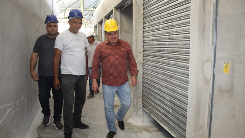 Imagem 1 - Sedint vistoria reforma do mercado Vuco-Vuco; Obra será entregue no final do ano. Atualmente no mercado Vuco-Vuco estão funcionando 150 boxes, essa reforma vai ampliar esse número possibilitando mais organização entre os comerciantes que estão na expectativa de verem a concretização de um projeto que aguardavam há anos. A obra está avaliada em R$ 3.245.294,92 e para agilizar o processo de reforma a equipe têm trabalhado para garantir o cumprimento do prazo de entrega. Imagem 1 - Sedint vistoria reforma do mercado Vuco-Vuco; Obra será entregue no final do ano. Atualmente no mercado Vuco-Vuco estão funcionando 150 boxes, essa reforma vai ampliar esse número possibilitando mais organização entre os comerciantes que estão na expectativa de verem a concretização de um projeto que aguardavam há anos. A obra está avaliada em R$ 3.245.294,92 e para agilizar o processo de reforma a equipe têm trabalhado para garantir o cumprimento do prazo de entrega.