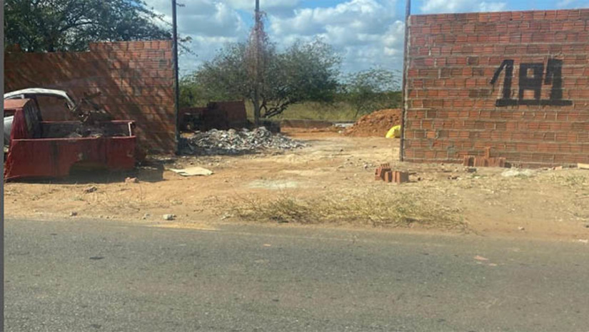 Imagem 1 - O local já foi mostrado pelo MH e as construções foram embargadas pela Prefeitura de Mossoró. Passado um tempo, voltaram a lotear as áreas do Estado e vender para construir (foto), há menos de 2 metros da pista da RN 015, um verdadeiro perigo para quem pretende morar no local e também para os trafega por esta rodovia entre Mossoró e Baraúna Imagem 1 - O local já foi mostrado pelo MH e as construções foram embargadas pela Prefeitura de Mossoró. Passado um tempo, voltaram a lotear as áreas do Estado e vender para construir (foto), há menos de 2 metros da pista da RN 015, um verdadeiro perigo para quem pretende morar no local e também para os trafega por esta rodovia entre Mossoró e Baraúna