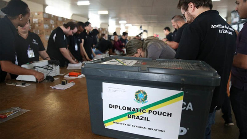 Imagem 1 - Cerca de 697 mil brasileiros residentes no exterior estão aptos a votar nas eleições 2022. De acordo com o Tribunal Superior Eleitoral (TSE), o número é 39,21% maior que o da última eleição, em 2018, quando ultrapassou 500 mil. Os eleitores domiciliados fora do país podem votar exclusivamente para os cargos de presidente e vice-presidente da República. Lisboa é a cidade com maior quantidade de brasileiros habilitados a votar, com 45,2 mil eleitores. Em seguida aparecem Miami e Boston, ambas nos Estados Unidos, com 40,1 mil e 37,1 mil eleitores, respectivamente. Também há número considerável em Nagoia, no Japão, com 35,6 mil brasileiros, e em Londres, na Inglaterra, com 34,4 mil. Imagem 1 - Cerca de 697 mil brasileiros residentes no exterior estão aptos a votar nas eleições 2022. De acordo com o Tribunal Superior Eleitoral (TSE), o número é 39,21% maior que o da última eleição, em 2018, quando ultrapassou 500 mil. Os eleitores domiciliados fora do país podem votar exclusivamente para os cargos de presidente e vice-presidente da República. Lisboa é a cidade com maior quantidade de brasileiros habilitados a votar, com 45,2 mil eleitores. Em seguida aparecem Miami e Boston, ambas nos Estados Unidos, com 40,1 mil e 37,1 mil eleitores, respectivamente. Também há número considerável em Nagoia, no Japão, com 35,6 mil brasileiros, e em Londres, na Inglaterra, com 34,4 mil.