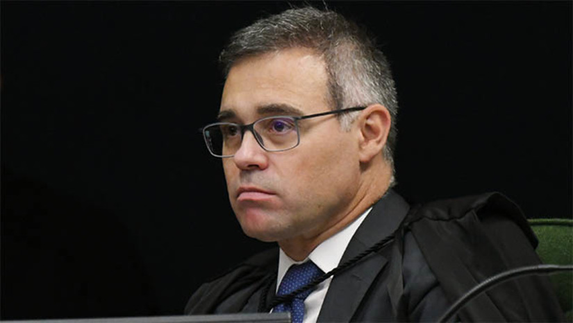Imagem 1 -  UOL havia publicado reportagem detalhando que a família Bolsonaro, após ingressar na Política haviam comprado de 100 imóveis, sendo que mais da metade em dinheiro vivo, o que representa sinais claros de corrupção.  O filho de Bolsonaro, se sentindo atingido, acionou o Tribunal de Justiça de Brasília, que decretou a censura. Entretanto, após forte reação social e jurídica, o próprio ministro ligado a Bolsonaro, tratou de derrubar a censura. Veja SENTENÇA e a reportagem na ÍNTEGRA.