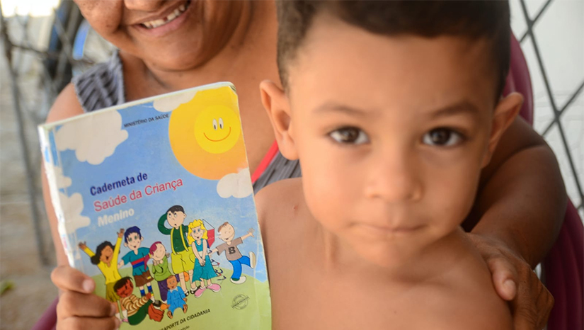 Imagem 1 - Prefeitura de Mossoró realiza busca ativa de vacinação contra a poliomielite. A equipe da Unidade Básica de Saúde (UBS) Sinharinha Borges, no bairro Barrocas, realiza a busca ativa de crianças de 1 ano a menores de 5 para a imunização contra a doença. A campanha prossegue até a próxima quinta-feira (29). A vacinação está ocorrendo também nas Unidades Básicas de Saúde (UBSs) e nos dois pontos extras desta semana, que são a Faculdade de Enfermagem da Universidade do Estado do Rio Grande do Norte (FAEN/UERN) e na Paróquia de São Paulo Apóstolo, durante a Festa Miguel de Aracanjo. Imagem 1 - Prefeitura de Mossoró realiza busca ativa de vacinação contra a poliomielite. A equipe da Unidade Básica de Saúde (UBS) Sinharinha Borges, no bairro Barrocas, realiza a busca ativa de crianças de 1 ano a menores de 5 para a imunização contra a doença. A campanha prossegue até a próxima quinta-feira (29). A vacinação está ocorrendo também nas Unidades Básicas de Saúde (UBSs) e nos dois pontos extras desta semana, que são a Faculdade de Enfermagem da Universidade do Estado do Rio Grande do Norte (FAEN/UERN) e na Paróquia de São Paulo Apóstolo, durante a Festa Miguel de Aracanjo.