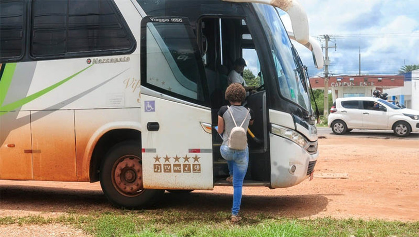 Imagem 1 - Duas novas rotas de ônibus vão atender estudantes universitários e de cursos técnicos da zona rural. A Prefeitura de Mossoró está disponibilizando, a partir desta quinta-feira (29), duas novas rotas que passam a contemplar jovens das localidades Espinheirinho, Quixaba e Hipólito. Cerca de 170 estudantes do Ensino Superior e de cursos técnicos estão sendo atendidos pelo transporte fornecido pelo município. São alunos matriculados em instituições como a UERN, UFERSA e IFRN. Para os moradores do Espinheirinho, Quixaba e Hipólito, o transporte circula pela manhã e à tarde. No Jucuri, é uma rota em funcionamento pela manhã. Já na Maísa, as rotas realizam o trajeto pela manhã e à noite. Imagem 1 - Duas novas rotas de ônibus vão atender estudantes universitários e de cursos técnicos da zona rural. A Prefeitura de Mossoró está disponibilizando, a partir desta quinta-feira (29), duas novas rotas que passam a contemplar jovens das localidades Espinheirinho, Quixaba e Hipólito. Cerca de 170 estudantes do Ensino Superior e de cursos técnicos estão sendo atendidos pelo transporte fornecido pelo município. São alunos matriculados em instituições como a UERN, UFERSA e IFRN. Para os moradores do Espinheirinho, Quixaba e Hipólito, o transporte circula pela manhã e à tarde. No Jucuri, é uma rota em funcionamento pela manhã. Já na Maísa, as rotas realizam o trajeto pela manhã e à noite.