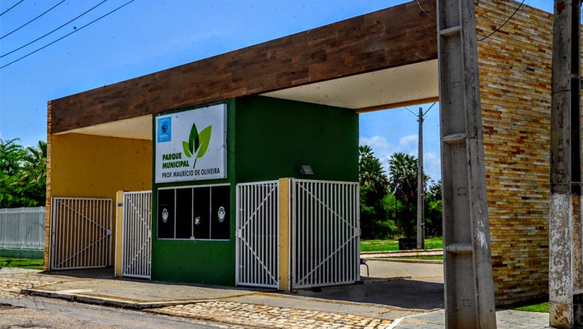 Imagem 1 -  Parque Municipal de Mossoró funcionará normalmente nos feriados e fim de semana. Além do funcionamento no sábado (1º) e domingo (2), o parque ecológico estará aberto ao público também no feriado municipal de 30 de setembro (Abolição da Escravatura) e no feriado de 3 de outubro (Mártires de Cunhaú e Uruaçu). O Parque Municipal fica aberto das 5h às 18h.  O Parque Municipal Prof. Maurício de Oliveira fica localizado na Av. Dr. Almir de Almeida Castro, Centro, Mossoró