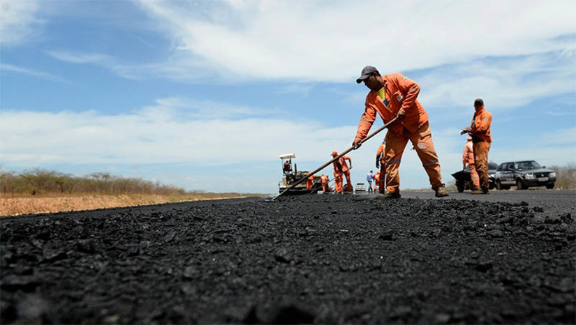 Imagem 1 -  Governo do RN abre licitação para reconstrução da RN-401 em Guamaré. O trecho da rodovia é de 12 quilômetros e será totalmente reconstruído em parceria com a Prefeitura de Guamaré. A RN-401 é de fundamental importância para o desenvolvimento do Rio Grande do Norte. Por ela escoa os derivados de petróleo e gás processados na Refinaria Clara Camarão e distribuídos para o RN e outros estados, e a maior parte da produção de sal marinho. Ela também é fundamental para o turismo e para a política de atração de novos investimentos na região.