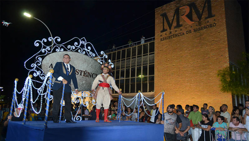Imagem 1 -  Cortejo da Liberdade celebra os atos de pioneirismo, liberdade e resistência de Mossoró nesta sexta, 30. O desfile cívico, militar, cultural e comemorativo acontecerá na avenida Rio Branco, no Corredor Cultural, com início às 18h. Neste ano, a Festa da Liberdade trabalha a temática dos elementos da natureza: água, terra, fogo e ar. O desfile que sairá da Praça dos Esportes, com destino à Estação das Artes Elizeu Ventania, terá apresentações da Banda de Música Arthur Paraguai, Escolas e Unidades de Educação Infantil da Rede Municipal de Ensino e das forças de segurança do Estado e do Município.