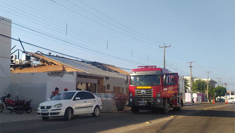 Imagem 1 - A suspeita inicial do Corpo de Bombeiros, é que o incêndio tenha começando nos cabos da usina de energia solar instalada no teto; O Trattoria fica localizado no coração do Bairro Nova Betânia, em Mossoró-RN. Imagem 1 - A suspeita inicial do Corpo de Bombeiros, é que o incêndio tenha começando nos cabos da usina de energia solar instalada no teto; O Trattoria fica localizado no coração do Bairro Nova Betânia, em Mossoró-RN.