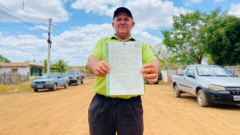 Imagem 1 -  Foram atendidos com os documentos, 51 moradores da área de reforma agrária. Mais 33 agricultores do assentamento Santo Antônio e mais 21 do Riachão obtiveram os seus títulos no local. Para oito beneficiários da comunidade Maria Cleide, os TDs foram concedidos diretamente na localidade por um servidor da autarquia.  Moradoras de Três Marias, emocionadas, Samaria de Souza Góis e Sandra Maria de Souza Batalha relembraram, saudosas, dos pais, José Cícero e Raimunda de Souza, que faleceram recentemente e não realizaram o anseio de serem os proprietários da terra.
