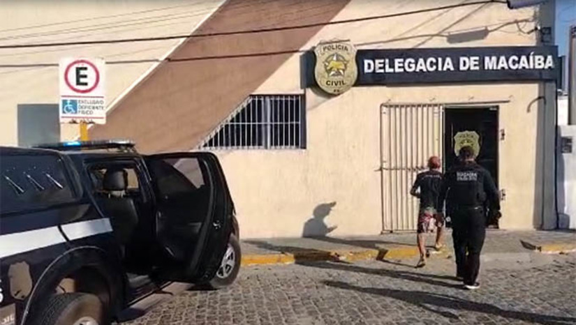 Imagem 1 - Jocelin de Lima Bezerra, de 53 anos, deixava sua genitora, uma idosa de 77 anos, já com a visão comprometida, num ambiente totalmente insalubre. A senhora comia com as mãos e dormia num quarto sem energia, sem ventilação e dormia num colchonete fino de borracha. Quando os policiais chegaram ao local, a encontraram despida e suja com os próprios excrementos. O filho dela foi preso e encaminhado ao sistema prisional. Já a senhora foi encaminhada para um abrigado de idosos em Macaíba-RN. Imagem 1 - Jocelin de Lima Bezerra, de 53 anos, deixava sua genitora, uma idosa de 77 anos, já com a visão comprometida, num ambiente totalmente insalubre. A senhora comia com as mãos e dormia num quarto sem energia, sem ventilação e dormia num colchonete fino de borracha. Quando os policiais chegaram ao local, a encontraram despida e suja com os próprios excrementos. O filho dela foi preso e encaminhado ao sistema prisional. Já a senhora foi encaminhada para um abrigado de idosos em Macaíba-RN.