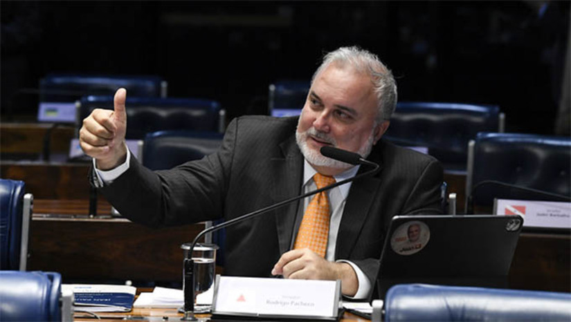 Imagem 1 - "É uma causa de consenso. Nos deu muito trabalho, mas também muita satisfação." Prates ressaltou, no entanto, que, apesar de a proposta resgatar cerca de R$ 27 bilhões para o custeio do fundo, "teremos ainda que lidar com os déficits ou a necessidade de pelo menos parcialmente, porque, atenção, não vejo a necessidade desta casa fazer esforço para atingir toda a eventual perda da iniciativa privada. Da pública sim, mas a parte privada tem que dar sua colaboração nesse processo com certeza. Mas que está em torno de R$ 4 bilhões dos Estados e municípios, R$ 6 bilhões dos hospitais filantrópicos que são colocados em conjunto para a nossa análise do setor público e outros R$ 6 bilhões com o setor privado", pontuou Jean Paul Prates, observando que o pleito agora é aprovar a remoção dos recursos do Orçamento Secreto para o mesmo fim, além do excesso do presal. Imagem 1 - "É uma causa de consenso. Nos deu muito trabalho, mas também muita satisfação." Prates ressaltou, no entanto, que, apesar de a proposta resgatar cerca de R$ 27 bilhões para o custeio do fundo, "teremos ainda que lidar com os déficits ou a necessidade de pelo menos parcialmente, porque, atenção, não vejo a necessidade desta casa fazer esforço para atingir toda a eventual perda da iniciativa privada. Da pública sim, mas a parte privada tem que dar sua colaboração nesse processo com certeza. Mas que está em torno de R$ 4 bilhões dos Estados e municípios, R$ 6 bilhões dos hospitais filantrópicos que são colocados em conjunto para a nossa análise do setor público e outros R$ 6 bilhões com o setor privado", pontuou Jean Paul Prates, observando que o pleito agora é aprovar a remoção dos recursos do Orçamento Secreto para o mesmo fim, além do excesso do presal.
