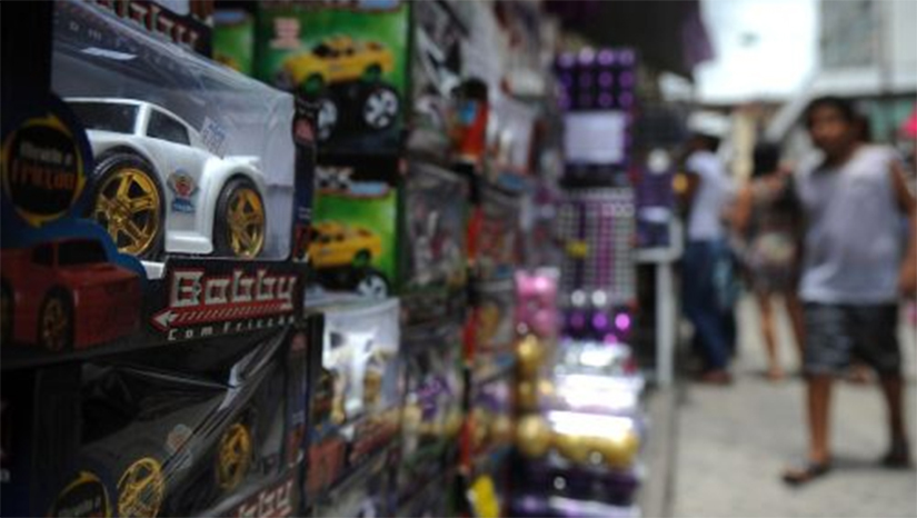 Imagem 1 - Consumidores de Mossoró devem gastar R$ 121, em média, com presentes no Dia das Crianças. Em Mossoró, a projeção é que cerca de 93 mil mossoroenses irão às compras nesta data comemorativa, movimentando cerca de R$ 11 milhões no comércio local, valor 13,3% maior do que o calculado no levantamento feito em 2021, quando foram estimados próximo de R$ 10 milhões na economia de Mossoró. O gasto médio por pessoa é de R$ 121,41, sendo que 56% pretendem pagar as compras no cartão parcelado. Imagem 1 - Consumidores de Mossoró devem gastar R$ 121, em média, com presentes no Dia das Crianças. Em Mossoró, a projeção é que cerca de 93 mil mossoroenses irão às compras nesta data comemorativa, movimentando cerca de R$ 11 milhões no comércio local, valor 13,3% maior do que o calculado no levantamento feito em 2021, quando foram estimados próximo de R$ 10 milhões na economia de Mossoró. O gasto médio por pessoa é de R$ 121,41, sendo que 56% pretendem pagar as compras no cartão parcelado.