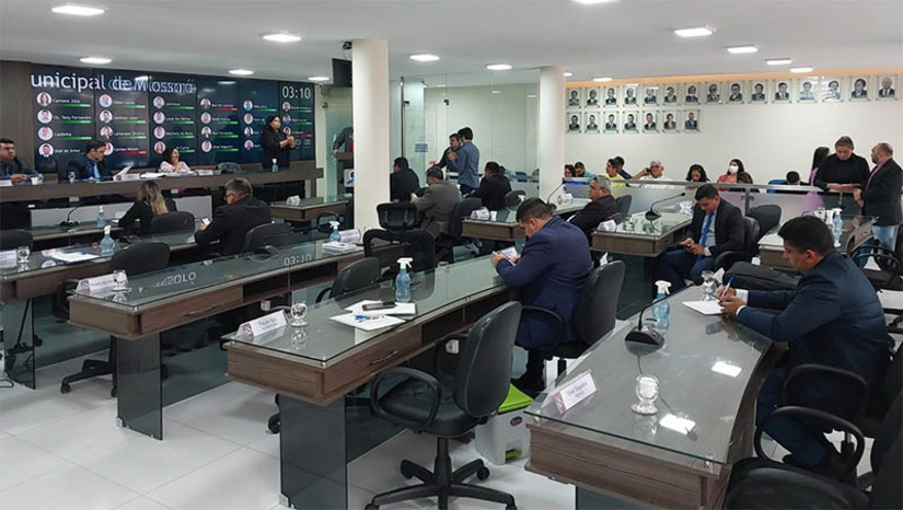 Imagem 1 - Vereadores de Mossoró debatem o PL da Lei Orçamentária Anual para 2023 nesta quarta, 6. Na oportunidade, a Secretaria Municipal de Planejamento, Orçamento e Gestão apresentará síntese do projeto do Executivo (21/2022). Outras secretarias municipais, como Fazenda e Controladoria-Geral, também participarão da audiência. Parte do chamado tripé orçamentário, ao lado do Plano Plurianual (PPA) e da Lei de Diretrizes Orçamentárias (LDO), a LOA estima receitas e fixa despesas para o Município. Toda e qualquer ação da Prefeitura, para ser executada, precisa está prevista na Lei Orçamentária Anual. É ela quem estabelece quanto será investido em saúde e educação, por exemplo. Imagem 1 - Vereadores de Mossoró debatem o PL da Lei Orçamentária Anual para 2023 nesta quarta, 6. Na oportunidade, a Secretaria Municipal de Planejamento, Orçamento e Gestão apresentará síntese do projeto do Executivo (21/2022). Outras secretarias municipais, como Fazenda e Controladoria-Geral, também participarão da audiência. Parte do chamado tripé orçamentário, ao lado do Plano Plurianual (PPA) e da Lei de Diretrizes Orçamentárias (LDO), a LOA estima receitas e fixa despesas para o Município. Toda e qualquer ação da Prefeitura, para ser executada, precisa está prevista na Lei Orçamentária Anual. É ela quem estabelece quanto será investido em saúde e educação, por exemplo.
