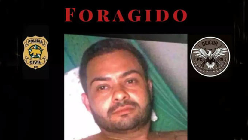 Imagem 1 - Kleber Lucas Paz de Oliveira, vulgo "Klebinho" conseguiu fugir do cerco policial. Os outros dois envolvidos são o primo dele, Alvaro Diego Ferreira Sarnento, o Alvinho, que foi preso em Alexandria. O outro envolvido no crime foi Camilo Cassimiro Nunes, o Camilo Bombado, que já está preso por envolvido com quadrilhas perigosas. A Polícia Civil pede para que a população continue enviando informações de forma anônima, através do disque denúncia 181, disque DEICOR (84) 3232-2862 ou ZAP DEICOR (84) 98135-6796. Imagem 1 - Kleber Lucas Paz de Oliveira, vulgo "Klebinho" conseguiu fugir do cerco policial. Os outros dois envolvidos são o primo dele, Alvaro Diego Ferreira Sarnento, o Alvinho, que foi preso em Alexandria. O outro envolvido no crime foi Camilo Cassimiro Nunes, o Camilo Bombado, que já está preso por envolvido com quadrilhas perigosas. A Polícia Civil pede para que a população continue enviando informações de forma anônima, através do disque denúncia 181, disque DEICOR (84) 3232-2862 ou ZAP DEICOR (84) 98135-6796.