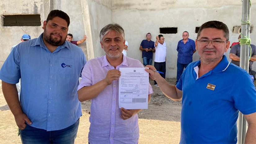 Imagem 1 -  A obra foi paralisada em 2012 e ficou esquecida por uma década, transformando em pesadelo o sonho dos desportistas dixseptienses de contarem com uma praça de esporte com grande estrutura.  Na manhã desta sexta-feira (07), o prefeito Dr. Artur Vale assinou a Ordem de Serviço autorizando a empresa WSC Empreendimentos e Construções LTDA a iniciar os serviços. O investimento total será de 1.304.207,32, sendo os R$ 390 mil restantes em recursos da União, via Ministério do Desenvolvimento Regional.