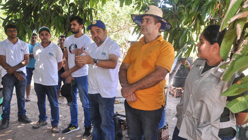 Imagem 1 -  A Aula prática para os pequenos produtores de mel de abelha sem ferrão, a meliponda, também estendida para os estudantes do curso de zootecnia do SENAR, recebeu o nome de "Papo Rural". Nesta edição, foi realizado no Assentamento Pomar, no Polo Maísa, com a participação de produtores de Cordão de Sombra, Mulungunzinho, Assentamento Favela, Jurema e da região da Maísa: "Estamos mostrando aqui na prática como o apicultor pode melhorar a eficiência desses apiários e incrementar sua renda familiar", diz Faviano Moreira, secretário de Agricultura de Mossoró