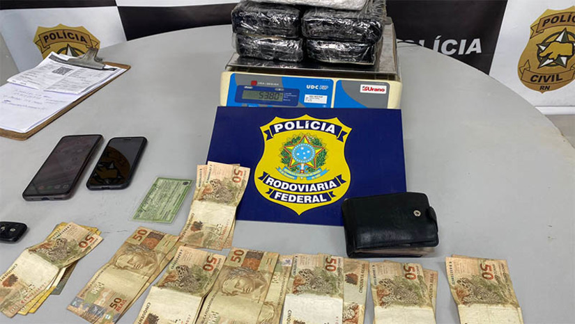 Imagem 1 - A apreensão aconteceu na tarde desta terça-feira (11). A droga era transportada no interior do para-lama de um veículo modelo Tucson. Também foi apreendida a quantia de R$ 812 junto ao condutor e dois aparelhos celulares. O homem afirmou que não sabia que a droga estava escondida no carro e que viaja de Mossoró para Natal, para visitar uma irmã. Imagem 1 - A apreensão aconteceu na tarde desta terça-feira (11). A droga era transportada no interior do para-lama de um veículo modelo Tucson. Também foi apreendida a quantia de R$ 812 junto ao condutor e dois aparelhos celulares. O homem afirmou que não sabia que a droga estava escondida no carro e que viaja de Mossoró para Natal, para visitar uma irmã.