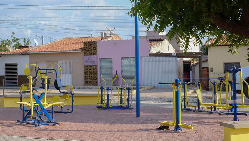 Imagem 1 - O equipamento construído pela gestão municipal ofertará à população um local adequado para prática de atividades físicas, esportes, lazer e convívio social. A praça pública totalmente acessível e equipada é composta por quadra poliesportiva com alambrado; espaço para passeios em piso intertravado; academia da primeira idade; academia da terceira idade; vagas de estacionamento; iluminação em LED; bancos; paisagismo e arborização. A entrega acontecerá às 17h. Imagem 1 - O equipamento construído pela gestão municipal ofertará à população um local adequado para prática de atividades físicas, esportes, lazer e convívio social. A praça pública totalmente acessível e equipada é composta por quadra poliesportiva com alambrado; espaço para passeios em piso intertravado; academia da primeira idade; academia da terceira idade; vagas de estacionamento; iluminação em LED; bancos; paisagismo e arborização. A entrega acontecerá às 17h.