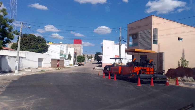 Imagem 1 - Um diálogo com um comerciario de Pau dos Ferros, motivou o professor Anderson Queiroz, do Campus da UFERSA daquele município a escrever sobre o asfalto e a temperatura alta na cidade neste período do ano, assim como estabelecer um diálogo sobre benefícios e os prejuízos das camadas de asfalto betuminoso para os veículos e a população em geral numa das três cidades mais quentes do Rio Grande do Norte. O professor encerra este belíssimo artigo sugerindo que para cada metro quadrado de asfalto seja plantado uma árvore, algo que poderia ser aplicado perfeitamente também em Mossoró. Imagem 1 - Um diálogo com um comerciario de Pau dos Ferros, motivou o professor Anderson Queiroz, do Campus da UFERSA daquele município a escrever sobre o asfalto e a temperatura alta na cidade neste período do ano, assim como estabelecer um diálogo sobre benefícios e os prejuízos das camadas de asfalto betuminoso para os veículos e a população em geral numa das três cidades mais quentes do Rio Grande do Norte. O professor encerra este belíssimo artigo sugerindo que para cada metro quadrado de asfalto seja plantado uma árvore, algo que poderia ser aplicado perfeitamente também em Mossoró.