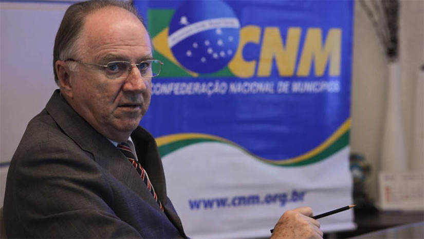Imagem 1 - Antes de desembarcarem na capital federal, para visitarem inicialmente os gabinetes dos deputados pegando assinaturas (precisam de 1/3 - 171), um grupo de prefeitos vão se reunir com o presidente do Senado Rodrigo Pacheco, em Minas Gerais, com o presidente da Câmara Artur Lira, em Alagoas, e com o líder do governo no Congresso Ricardo Barros, no Paraná, para conseguir o compromisso dos três para ser ter um andamento rápido da PEC que estão propondo para aumentar em 10 bilhões anuais os repasses da União para o FPM dos municípios, alegando exatamente pagar piso da enfermagem aprovado pelas casas e sancionado pelo presidente sem fonte pagadora. Imagem 1 - Antes de desembarcarem na capital federal, para visitarem inicialmente os gabinetes dos deputados pegando assinaturas (precisam de 1/3 - 171), um grupo de prefeitos vão se reunir com o presidente do Senado Rodrigo Pacheco, em Minas Gerais, com o presidente da Câmara Artur Lira, em Alagoas, e com o líder do governo no Congresso Ricardo Barros, no Paraná, para conseguir o compromisso dos três para ser ter um andamento rápido da PEC que estão propondo para aumentar em 10 bilhões anuais os repasses da União para o FPM dos municípios, alegando exatamente pagar piso da enfermagem aprovado pelas casas e sancionado pelo presidente sem fonte pagadora.