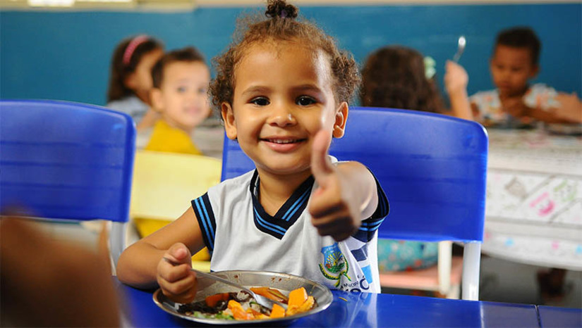Imagem 1 - PMM introduz mais 20 toneladas de alimentos da agricultura familiar no cardápio das UEIs. A partir de chamada pública realizada pela Secretaria Municipal de Educação (SME), foram inseridos na alimentação escolar itens como arroz da terra, couve folha, feijão de corda, feijão verde e milho verde, produtos oriundos da agricultura familiar. “A inserção desses novos gêneros é importante para melhorar a qualidade, a variedade e o valor nutricional das refeições, além de valorizar e incentivar a produção local. Os gêneros produzidos pelos agricultores familiares estão cada vez mais presentes na alimentação escolar das nossas unidades de ensino, ofertando produtos in natura e minimamente processados”, destaca Shirlley Martins, coordenadora de Alimentação e Nutrição Escolar da SME. Imagem 1 - PMM introduz mais 20 toneladas de alimentos da agricultura familiar no cardápio das UEIs. A partir de chamada pública realizada pela Secretaria Municipal de Educação (SME), foram inseridos na alimentação escolar itens como arroz da terra, couve folha, feijão de corda, feijão verde e milho verde, produtos oriundos da agricultura familiar. “A inserção desses novos gêneros é importante para melhorar a qualidade, a variedade e o valor nutricional das refeições, além de valorizar e incentivar a produção local. Os gêneros produzidos pelos agricultores familiares estão cada vez mais presentes na alimentação escolar das nossas unidades de ensino, ofertando produtos in natura e minimamente processados”, destaca Shirlley Martins, coordenadora de Alimentação e Nutrição Escolar da SME.
