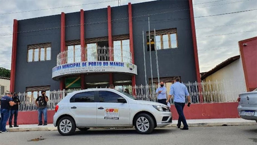 Imagem 1 - Município de pouco mais de 5 mil habitantes na região do Vale do Açu, Porto do Mangue enfrenta séria instabilidade administrativa depois que o prefeito Sael Melo foi afastado a pedido do Ministério Público Estadual por crime de corrupção (processo tramita na Justiça). A Câmara chegou a empossar o vice-prefeito Francisco Faustino no cargo, numa sessão que terminou sendo anulada pela Justiça. Nesta mesma decisão, a justiça determinou o retorno de Sael ao comando do município. Ao reassumir, precisou decretar calamidade administrativa. Veja mais Imagem 1 - Município de pouco mais de 5 mil habitantes na região do Vale do Açu, Porto do Mangue enfrenta séria instabilidade administrativa depois que o prefeito Sael Melo foi afastado a pedido do Ministério Público Estadual por crime de corrupção (processo tramita na Justiça). A Câmara chegou a empossar o vice-prefeito Francisco Faustino no cargo, numa sessão que terminou sendo anulada pela Justiça. Nesta mesma decisão, a justiça determinou o retorno de Sael ao comando do município. Ao reassumir, precisou decretar calamidade administrativa. Veja mais