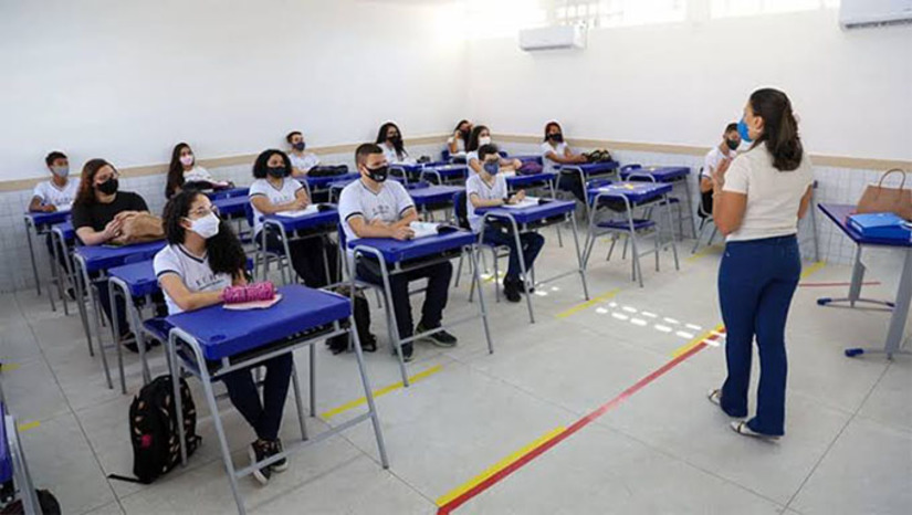 Imagem 1 -  A medida atinge servidores efetivos nos cargos de Professor e de Especialista de Educação que desempenhem, no âmbito das unidades escolares de educação básica e da Secretaria de Estado da Educação, da Cultura, do Esporte e do Lazer (Seec), incluindo as Diretorias Regionais de Ensino e Cultura (Direc) e as Diretorias Regionais de Alimentação Escolar (Drae), as atividades de docência ou as de apoio pedagógico à docência, compreendendo as funções educacionais de direção; administração; planejamento; inspeção; supervisão; orientação; e coordenação.