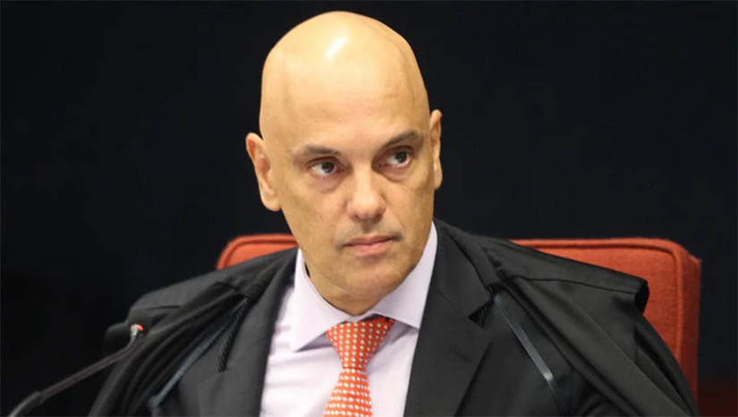 Imagem 1 - Moraes determina que Defesa entregue cópias de documentos sobre eventual auditoria nas urnas. O prazo estabelecido para apresentação dos documentos foi 48 horas. A decisão foi publicada nesta terça-feira (18). O ministro, presidente do Tribunal Superior Eleitoral (TSE), também determinou que a pasta deverá informar qual foi a fonte dos recursos gastos com a auditoria. A decisão ocorre após um pedido apresentado pelo partido Rede, que argumentou que o presidente Jair Bolsonaro (PL), candidato à reeleição, defendeu em uma live que a auditoria nas urnas fosse feita pelos militares e não pela própria Justiça Eleitoral. Imagem 1 - Moraes determina que Defesa entregue cópias de documentos sobre eventual auditoria nas urnas. O prazo estabelecido para apresentação dos documentos foi 48 horas. A decisão foi publicada nesta terça-feira (18). O ministro, presidente do Tribunal Superior Eleitoral (TSE), também determinou que a pasta deverá informar qual foi a fonte dos recursos gastos com a auditoria. A decisão ocorre após um pedido apresentado pelo partido Rede, que argumentou que o presidente Jair Bolsonaro (PL), candidato à reeleição, defendeu em uma live que a auditoria nas urnas fosse feita pelos militares e não pela própria Justiça Eleitoral.
