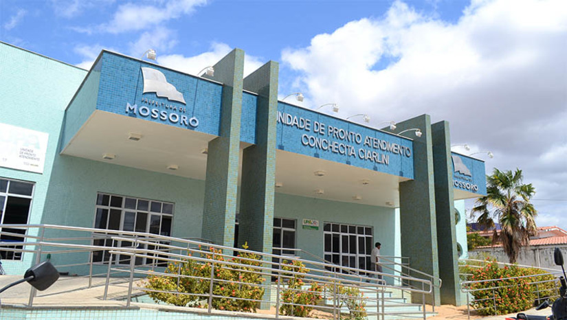 Imagem 1 - 7 pacientes nas UPAs, sendo um de UTI, aguardam transferência para o HRTM . Em entrevista concedida na manhã desta terça-feira (18), o prefeito de Mossoró, Allyson Bezerra, lamentou a situação do Hospital Regional Tarcísio Maia que, devido a superlotação, não consegue receber os pacientes que estão nas Unidades de Pronto Atendimento do Município, precisando serem regulados para receber atendimento especializado na unidade do Estado. O gestor cobrou a Comissão de Saúde da Câmara Municipal, que possa fazer um trabalho junto ao governo do estado, para que esta situação seja resolvida. Imagem 1 - 7 pacientes nas UPAs, sendo um de UTI, aguardam transferência para o HRTM . Em entrevista concedida na manhã desta terça-feira (18), o prefeito de Mossoró, Allyson Bezerra, lamentou a situação do Hospital Regional Tarcísio Maia que, devido a superlotação, não consegue receber os pacientes que estão nas Unidades de Pronto Atendimento do Município, precisando serem regulados para receber atendimento especializado na unidade do Estado. O gestor cobrou a Comissão de Saúde da Câmara Municipal, que possa fazer um trabalho junto ao governo do estado, para que esta situação seja resolvida.