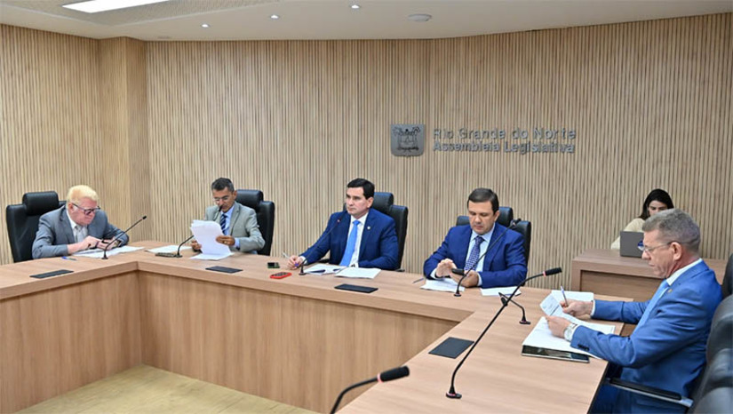 Imagem 1 -  Comissão da AL autoriza a concessão de subsídio econômico a empresas de transporte público. O Projeto de Lei, aprovado nesta terça-feira (18) na Comissão de Constituição, Justiça e Redação da Assembleia Legislativa do Rio Grande do Norte, é de iniciativa do Governo do Estado. O relator Francisco do PT explicou que “a matéria pretende manter o valor da tarifa cobrada ao usuário, evitando possíveis aumentos, bem como auxiliar as empresas nas dificuldades enfrentadas nesse importante ramo de prestação de serviços”. 
