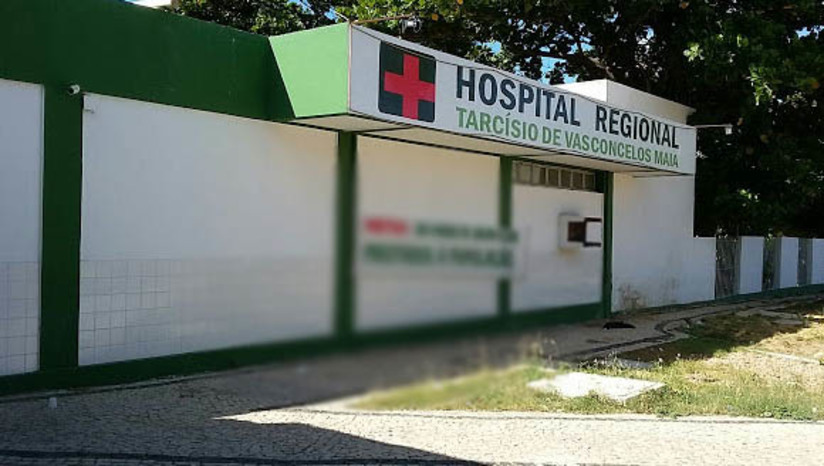 Imagem 1 -  Sesap diz que trabalha para ampliar acesso ao HRTM e lembra que unidade atende mais de 60 municípios. Por meio de nota, a Coordenadoria de Regulação em Saúde e Avaliação da Secretaria de Saúde do RN explicou a situação da falta de leitos para atendimento imediato a pacientes que aguardam uma vaga nas UPAs de Mossoró. O questionamento foi feito pelo prefeito do município, terça-feira (18). A Secretaria lembra que unidade de saúde, referência na região, é responsável por atender pacientes da 2ª, 6ª e 8ª regiões de saúde do estado, abrangendo mais de 60 municípios, priorizando os pacientes em situações mais graves. Diz, ainda, que  vem trabalhando incansavelmente para a ampliação do acesso à saúde na região, com ações que envolvem, por exemplo, a expansão de leitos de retaguarda como a recente abertura do Hospital da Polícia Militar de Mossoró.