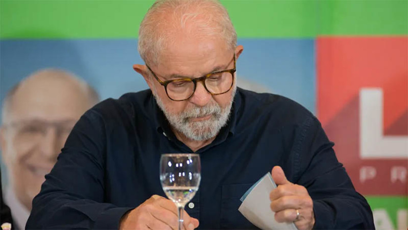 Imagem 1 -  [COLUNA ESPLANADA] Duas novas pesquisas nacionais divulgadas acenderam o alerta vermelho no comitê de Lula da Silva (PT). O candidato petista que liderava com folga as sondagens no 1º turno agora vê o presidente Jair Bolsonaro (PL) colado em seu nome nos índices. A despeito de o Datafolha de quarta (18) cravar 49% para Lula e 45% para Bolsonaro, a margem de erro já surge como um fantasma no staff. O susto se confirmou ontem com a nova rodada da Paraná Pesquisas – o instituto é o que menos tem errado nas análises desde 2016, e acertou o cenário no 1º turno num dos levantamentos antes da eleição. A Paraná cravou ontem empate técnico entre os dois, com leve vantagem para Lula na estimulada (46,9%), contra Bolsonaro (44,5%), com margem de erro de 2.2 pontos percentuais. Os staffs de ambos não vão mudar a estratégia. Continuarão ataques entre eles no programa nas TVs e viagens a capitais do Sudeste atrás dos indecisos e para converter votos de quem votou nos adversários, em branco ou anulou o voto.