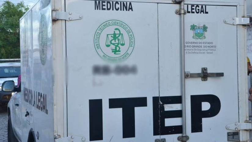 Imagem 1 -  Na ocorrência em Carnaubais, o corpo foi removido para exames e identificação oficial na sede do ITEP, em Mossoró; No caso da comunidade de Acuã, em Itajá, onde foi registrado um triplo homicídio na madrugada desta segunda-feira, 24, as vítimas já foram identificadas: Antônio Batista dos Santos, Henrique Eduardo Alves da Silva, e Leônidas Sobrinho Campos. Os dois casos com 4 assassinatos será investigados pela Polícia Civil de Assu.