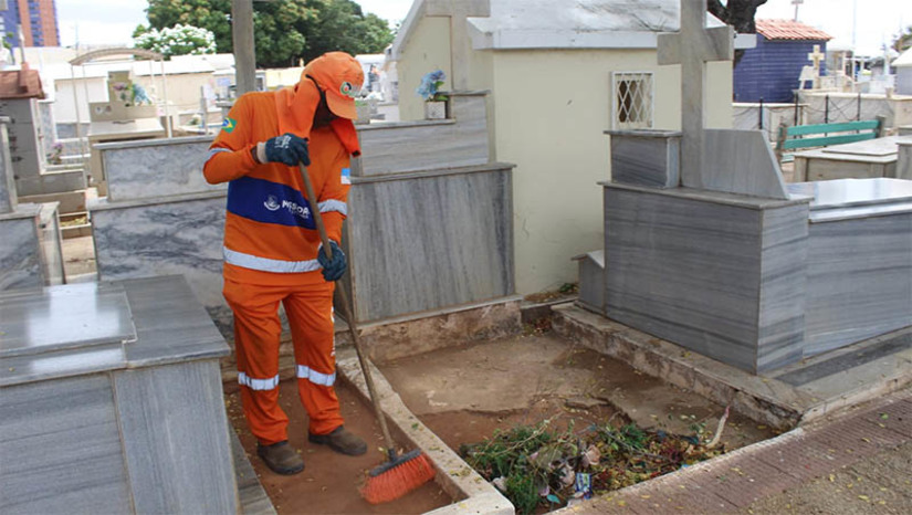 Imagem 1 - Secretaria promove mutirões de limpeza e reparos em cemitérios de Mossoró. O serviço realizado de forma regular ganha reforço com a proximidade do feriado de finados, uma vez que há aumento no fluxo de visitas, inclusive, nos dias que antecedem a data (2 de novembro). A Diretoria Executiva de Serviços Urbanos informa que reforma e construção só poderão ser realizadas a partir do dia 3 de novembro. Os cemitérios públicos estão abertos das 7h às 11h e das 13h às 17h. Imagem 1 - Secretaria promove mutirões de limpeza e reparos em cemitérios de Mossoró. O serviço realizado de forma regular ganha reforço com a proximidade do feriado de finados, uma vez que há aumento no fluxo de visitas, inclusive, nos dias que antecedem a data (2 de novembro). A Diretoria Executiva de Serviços Urbanos informa que reforma e construção só poderão ser realizadas a partir do dia 3 de novembro. Os cemitérios públicos estão abertos das 7h às 11h e das 13h às 17h.