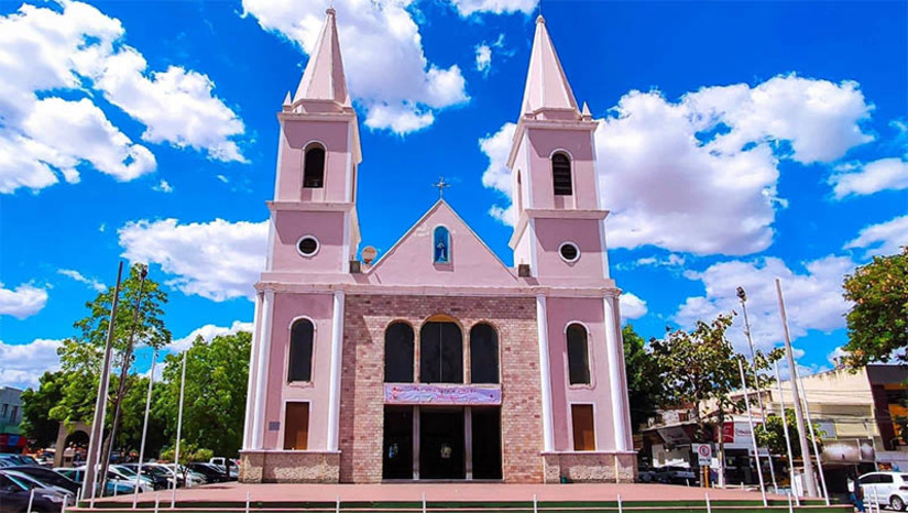 Imagem 1 -  Após 9 meses de reforma, Catedral de Santa Luzia será reaberta no dia 9 de novembro. A missa às 19h, com bênção e dedicação do altar, marcará o retorno de todas as atividades na igreja mãe da Diocese. O bispo diocesano Dom Mariano Manzana presidirá a solenidade de abertura. A obra contou com climatização, pintura da parte interna, tratamento acústico, novo som, revitalização dos bancos, novo piso e reestruturação de toda a parte elétrica.