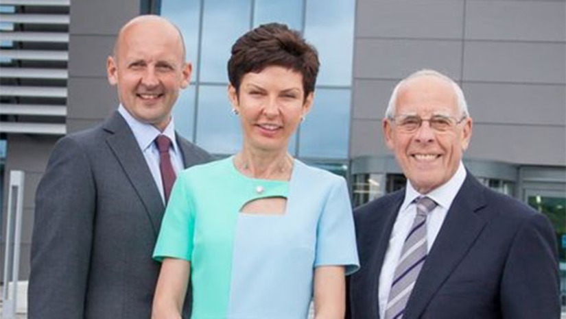 Imagem 1 -  Os irmãos John Coates e Denise Coates são os britânicos bilionários donos da Bet365, que tem como presidente Peter Coats (pai John e Danise). A história da maior casa de postas do mundo é bem interessante, mas muitos dos seus clientes não a conhecem. Denise, por exemplo, tem uma fortuna dez vezes maior do que a Rainha da Inglaterra deixou para seus herdeiros. Veja mais detalhes!