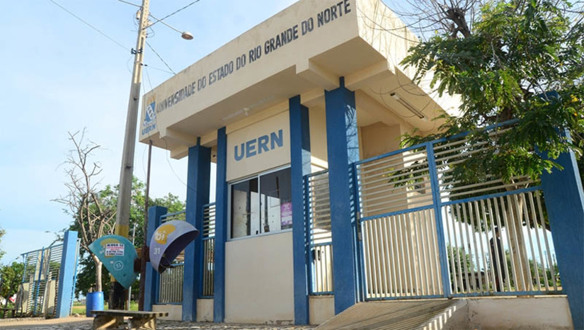 Imagem 1 -  Universidades do RN disponibilizam vagas em PSS para professores substitutos. Há vagas para a UERN e UFRN. Na UFRN, o edital prevê vagas para cadastro de reserva nos campi de Natal, Macaíba, Santa Cruz, Currais Novos e Caicó, com regimes de trabalho de 20 ou 40 horas semanais. Já na UERN, estão sendo ofertadas 27 vagas para contratação temporária de professores. As oportunidades são para os campi de Mossoró, Assu, Caicó, Natal, Patu e Pau dos Ferros; confira os editais e saiba como se inscrever.