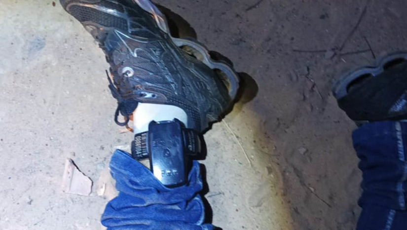 Imagem 1 -  O crime aconteceu por volta das 18h15 desta sexta-feira (28), em uma região conhecida como “Beco da Morte”. A vítima é um indivíduo preso de justiça, em liberdade monitorada por tornozeleira eletrônica. A identidade da vítima foi confirmada pela Polícia Militar como sendo Ivanilson Lucas de Paula, que responde por crimes como assaltos à mão armada e também homicidio.