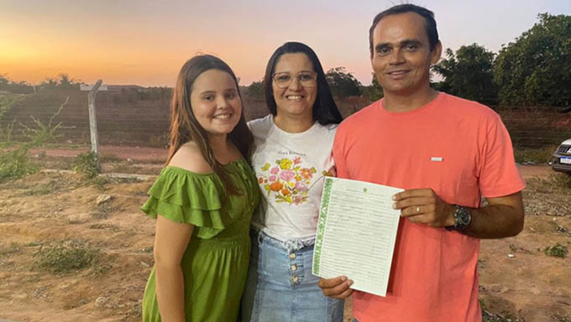Imagem 1 - Maria Pereira de Souza, o marido Antônio Laire de Souza e a filha então entre as famílias que receberam do Governo Federal, través do INCRA, o Título de Dominio do lote nesta sexta-feira, 27, no Polo Maísa, distante 30 km da cidade de Mossoró-RN. Ao todos, foram distribuídos 206 documentos, de um total superior a mil do Polo Maísa, que foi criado em dezembro de 2003 pelo então presidente Luiz Inácio Lula da Silva. Imagem 1 - Maria Pereira de Souza, o marido Antônio Laire de Souza e a filha então entre as famílias que receberam do Governo Federal, través do INCRA, o Título de Dominio do lote nesta sexta-feira, 27, no Polo Maísa, distante 30 km da cidade de Mossoró-RN. Ao todos, foram distribuídos 206 documentos, de um total superior a mil do Polo Maísa, que foi criado em dezembro de 2003 pelo então presidente Luiz Inácio Lula da Silva.