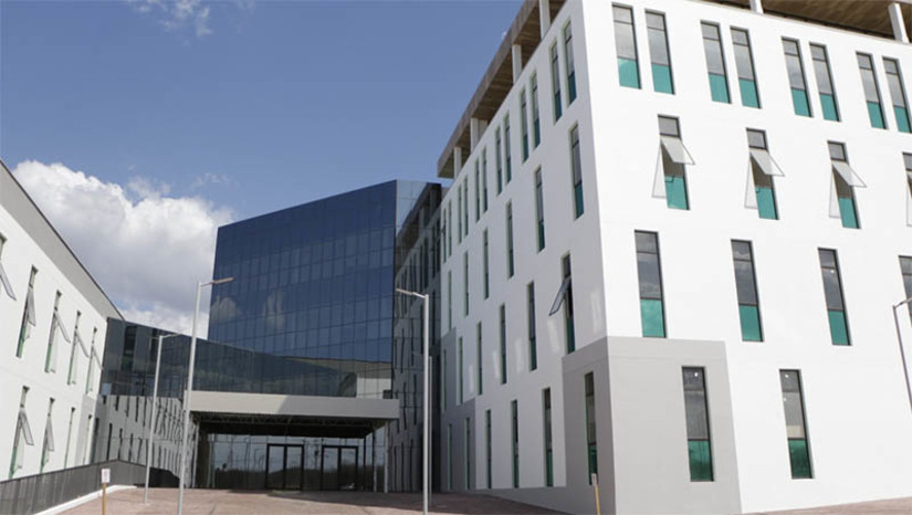 Imagem 1 - Maior unidade hospitalar do RN, Hospital da Mulher de Mossoró está com mais de 90% das obras finalizadas. O Hospital da Mulher Parteira Maria Correia contará com assistência ambulatorial, pronto-socorro, Unidade de Terapia Intensiva (UTI), salas de parto humanizado, banco de leite humano e serviços de suporte às mulheres vítimas de violência. Ao todo, serão mais de 160 leitos focados na atenção materno-infantil, ginecológica e obstétrica de média e alta complexidade, com expectativa de atender pacientes de mais de 60 municípios. Imagem 1 - Maior unidade hospitalar do RN, Hospital da Mulher de Mossoró está com mais de 90% das obras finalizadas. O Hospital da Mulher Parteira Maria Correia contará com assistência ambulatorial, pronto-socorro, Unidade de Terapia Intensiva (UTI), salas de parto humanizado, banco de leite humano e serviços de suporte às mulheres vítimas de violência. Ao todo, serão mais de 160 leitos focados na atenção materno-infantil, ginecológica e obstétrica de média e alta complexidade, com expectativa de atender pacientes de mais de 60 municípios.