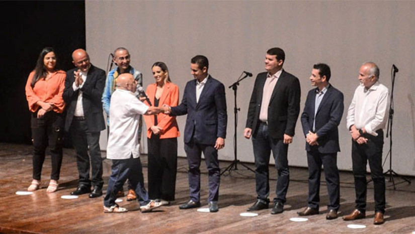Imagem 1 -  “É um grande orgulho estar aqui, e eu digo isso enquanto artista, enquanto Cia Rascunho, porque o Dix-huit Rosado é nossa casa. É um orgulho imenso a gente ter essa responsabilidade de participar da reinauguração da nossa casa. É aquele sentimento de volta para casa mesmo e ser bem-vindo”, pontuou o ator Eric Venancio, cofundador da Cia Rascunho.