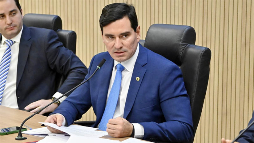 Imagem 1 - CCJ da Assembleia aprova projeto sobre Código de Ética e Decoro Parlamentar. “Tenho a honra de submeter à deliberação o projeto de resolução, tendo como escopo regulamentar, no âmbito da Assembleia Legislativa, o Código de Ética e Decoro Parlamentar, em atendimento ao disposto no art. 54 do seu Regimento Interno. A ideia buscada nesta Resolução é descortinar regras e procedimentos a serem seguidos nos feitos relacionados à ética e ao decoro parlamentar. Percebe-se, então, que é chegada a hora do Poder Legislativo Estadual regulamentar na sua órbita os procedimentos para aplicabilidade na norma primária, no afã de dar continuidade ao processo de transparência outrora implantado nesta Casa”, foi a justificativa do presidente da Assembleia Legislativa, deputado Ezequiel Ferreira (PSDB), no encaminhamento da propositura que foi relatada na reunião pelo deputado George Soares (PV). Imagem 1 - CCJ da Assembleia aprova projeto sobre Código de Ética e Decoro Parlamentar. “Tenho a honra de submeter à deliberação o projeto de resolução, tendo como escopo regulamentar, no âmbito da Assembleia Legislativa, o Código de Ética e Decoro Parlamentar, em atendimento ao disposto no art. 54 do seu Regimento Interno. A ideia buscada nesta Resolução é descortinar regras e procedimentos a serem seguidos nos feitos relacionados à ética e ao decoro parlamentar. Percebe-se, então, que é chegada a hora do Poder Legislativo Estadual regulamentar na sua órbita os procedimentos para aplicabilidade na norma primária, no afã de dar continuidade ao processo de transparência outrora implantado nesta Casa”, foi a justificativa do presidente da Assembleia Legislativa, deputado Ezequiel Ferreira (PSDB), no encaminhamento da propositura que foi relatada na reunião pelo deputado George Soares (PV).